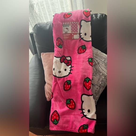Hello Kitty Plush Blanket - Picture 2 of 9